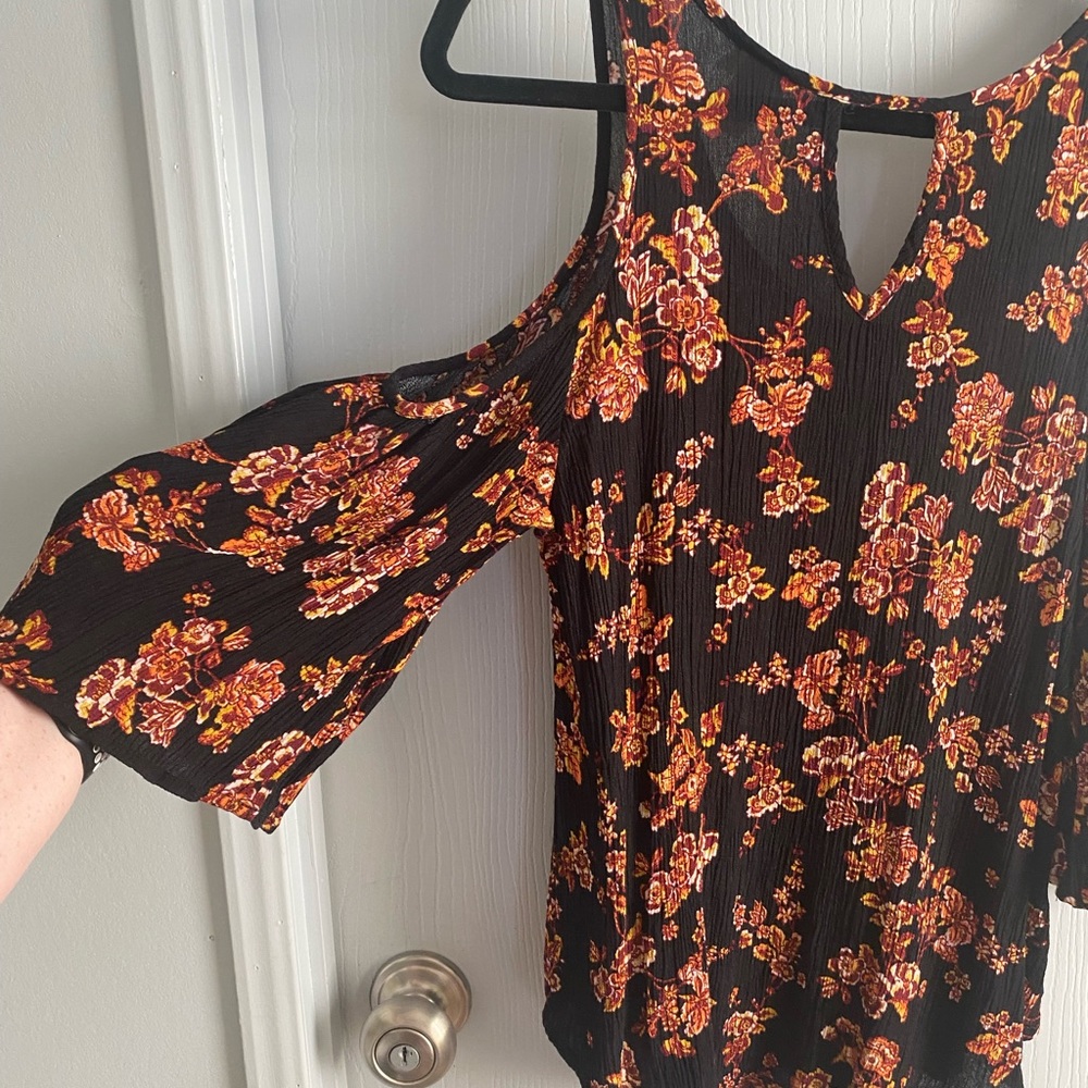 Cold Shoulder Top - Picture 6 of 6